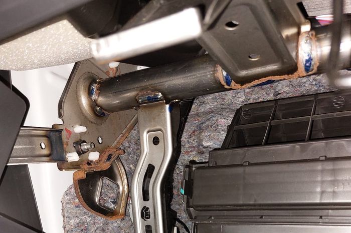 Ilustrasi karat pada mobil baru