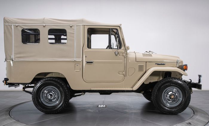 Toyota Land Cruiser FJ43 dibekali atap kanvas dan bodinya lebih panjang 35 cm dari FJ40