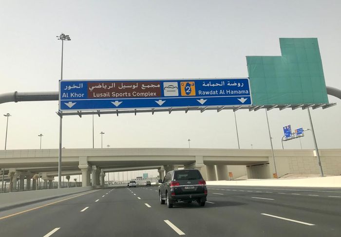 Perjalanan dari pusat kota Doha menuju sirkuit Losail hanya ditempuh sekitar 30 menit dengan mobil. Meski jalan lebar nan panjang, namun pengendara tetap disiplin tidak pernah lebih dari batas kecepatan 120 km/jam. Sebab jika lebih, kamera siap memfoto dan surat tilang akan datang ke rumah.