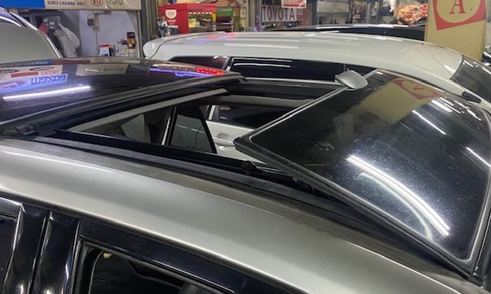 Panoramic roof Toyota Harrier generasi kedua sering bocor akibat karet getas