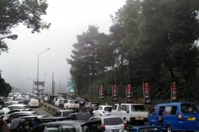 Foto ilustrasi kepadatan arus lalu lintas di Puncak Bogor