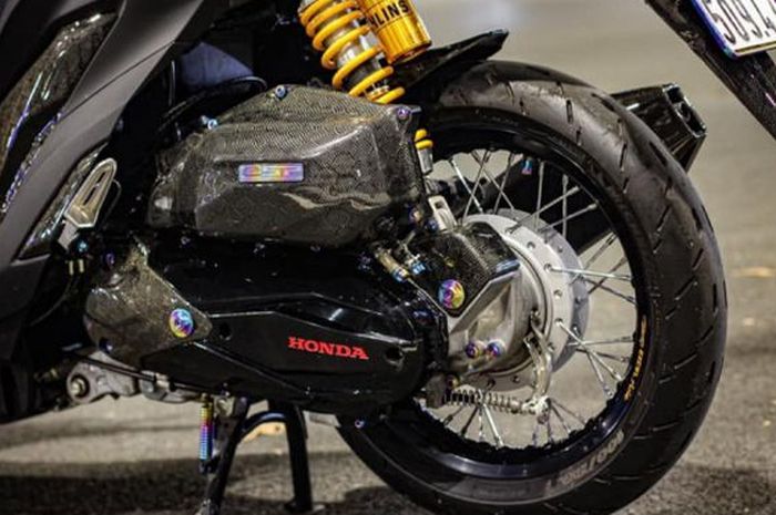 Suspensi belakang pakai shock Ohlins