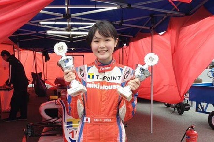 Putri mantan pembalap F1 Hideki Noda, Juju Noda menangkan balap debutnya di Eropa