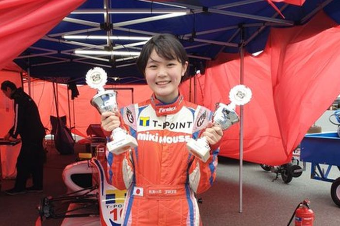 Putri mantan pembalap F1 Hideki Noda, Juju Noda menangkan balap debutnya di Eropa