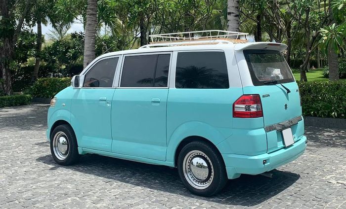 Suzuki APV dibalut kelir dua warna yakni putih dan biru tosca membungkus bodi