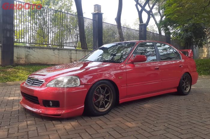 Video modifikasi Honda Civic Ferio, body merah merona bagian lain dibuat racing.