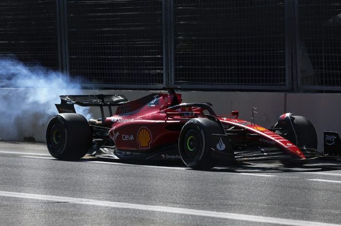 Mobil Ferrari F1-75 Charles Leclerc mengeluarkan asap, membuatnya gagal meneruskan balap F1 Azerbaijan 2022