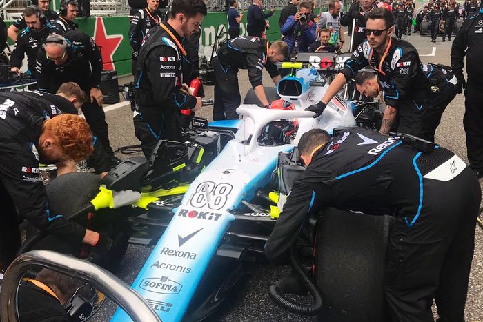 Kru tim Williams tengah mempersiapkan mobil untuk Robert Kubica di grid start F1 China 2019