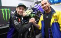 Lewis Hamilton Tukar Tunggangan Dengan Valentino Rossi, Kagok Enggak Ya?