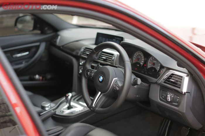 Interior BMW M3 tampil lebih sporti berkat panel serat karbon