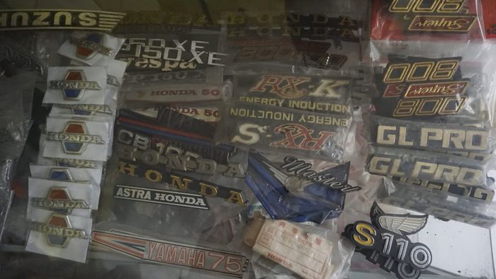 Ilustrasi aksesori motor lawas di bengkel Nano 90