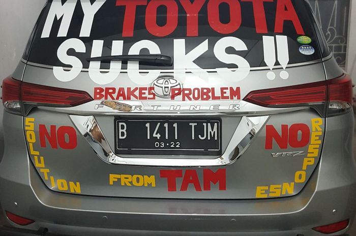 Bagian Belakang Fortuner Yang Berisi Stiker Komplain