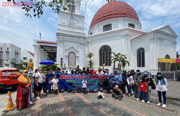 Nissan Terra Community (NTC) berpose di Kota Tua Semarang