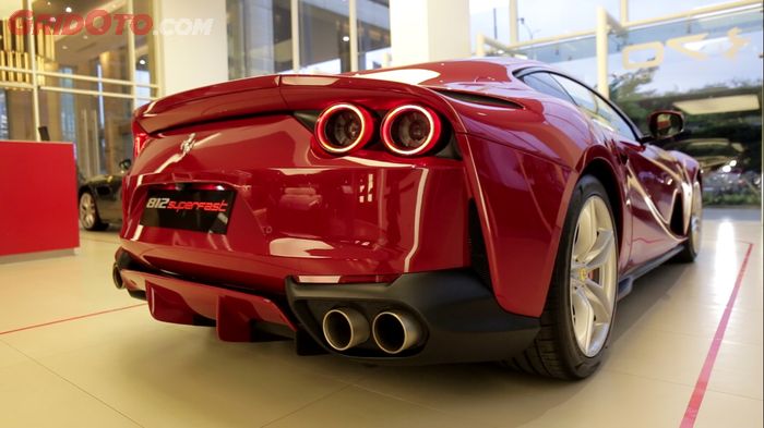 Tampilan belakang mengingatkan pada Ferrari GTC4Lusso