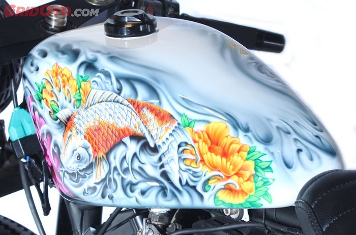 Ikan Koi Nempel di Tangki Harley Davidson Sportster 