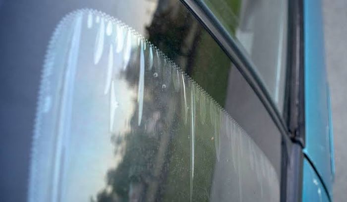 ILUSTRASI. Kaca film mobil yang menyerap panas berlebih bisa rusak dalam waktu lama.