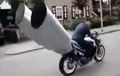Video Knalpot Motor Ini Mirip Cerobong Asap, Suaranya Ganas Enggak Yah?