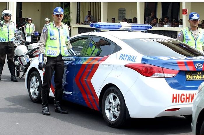 Ilustrasi pengawalan polisi