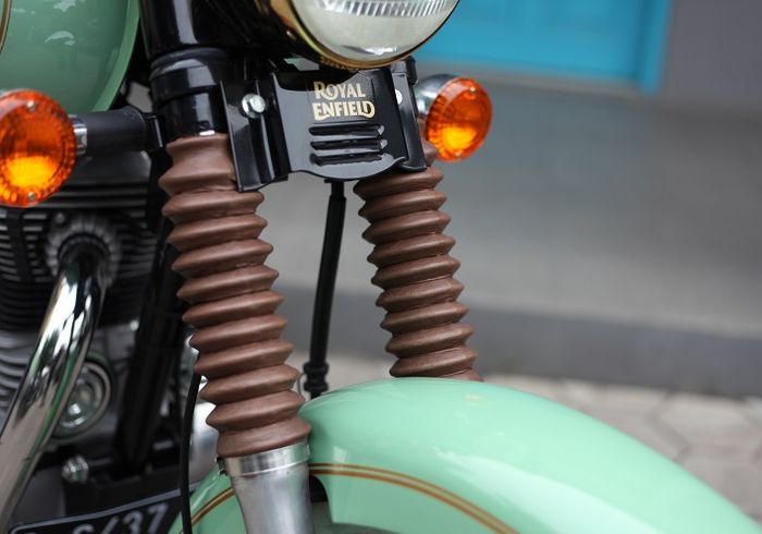 Karet sok dilapis kulit sintetis