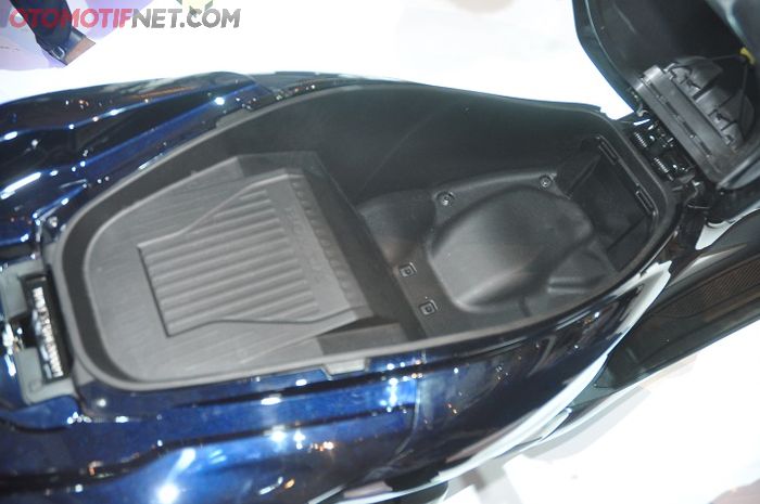 Bagasi mengecil jadi 23,3 liter dari 28,8 liter karena ada baterai lithium-ion