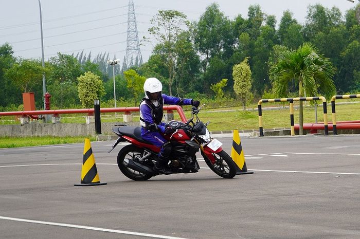 Instruktur Safety Riding Astra Honda Motor berlatih di AHM Safety Riding Park, Deltamas, Cikarang, Jawa Barat.