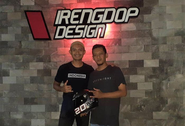 Dimas Ekky bersama Bendhol (kanan) dari Irengdop Design, desainer grafis helm asal Indonesia