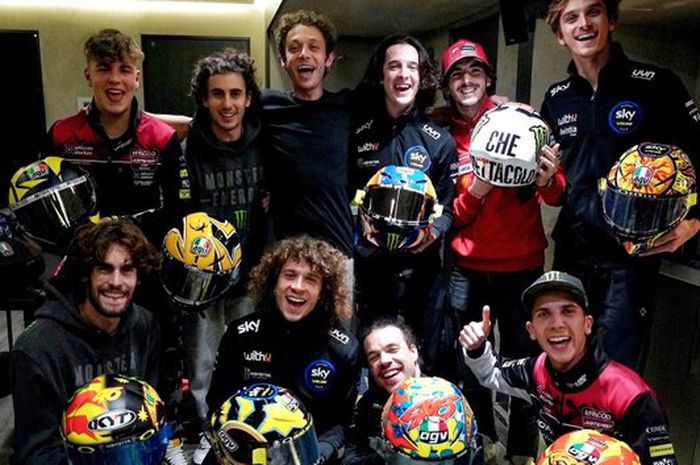 Valentino Rossi bersama para muridnya yang pamerkan helm berlivery  khusus di MotoGP Valencia 2021.