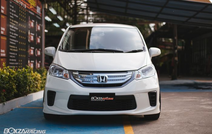 Tampilan depan modifikasi Honda Freed sporty minimalis