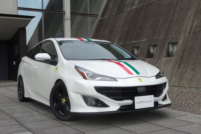Modifikasi Toyota Prius jadi Ferrari FF                               