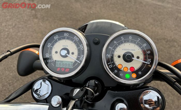 Latar speedometer Kawasaki Meguro S1 berwarna putih, sedang W230 abu-abu