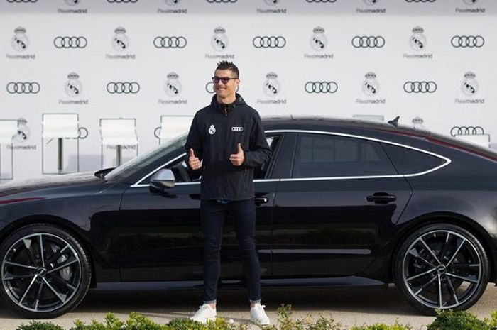 Cristiano Ronaldo dengan mobil Audi Panther Black Rs7 Sportback