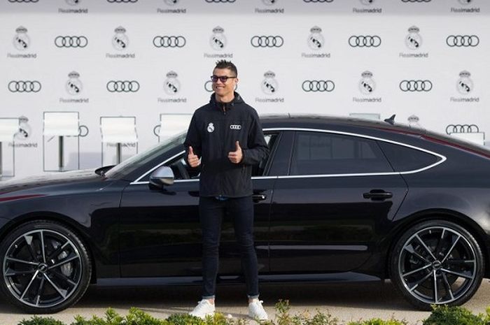 Cristiano Ronaldo dengan mobil Audi Panther Black Rs7 Sportback