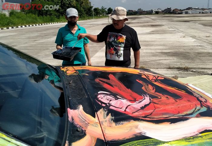 Brigjen Pol Dr. Chryshnanda melukis di kap mesin Volvo 960