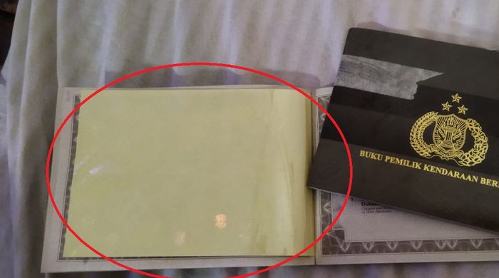 Dalam lingkaran kuning, wujud lembar stiker kuning pada BPKB Kendaraan