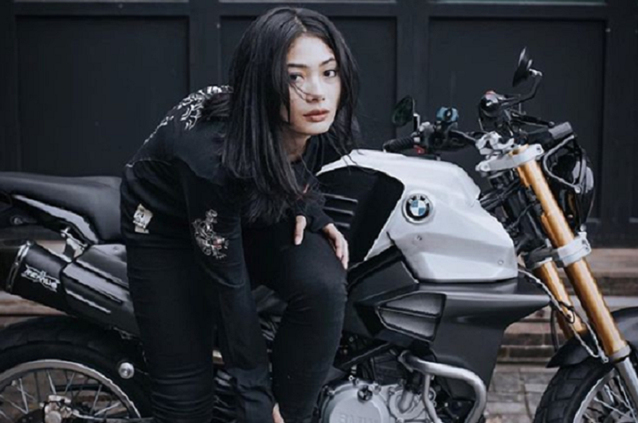 Nablia Putri yang hobi naik motor