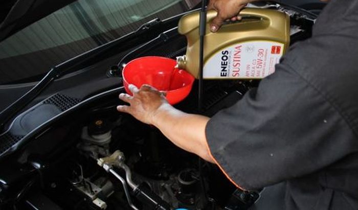 Ilustrasi penggantian oli mesin