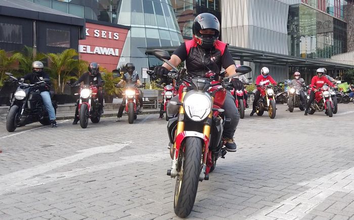 Sebelum menuju ke yayasan Al Kahfi, member Ducati Motors Club Indonesi berkumpul di Cilandak Town Square
