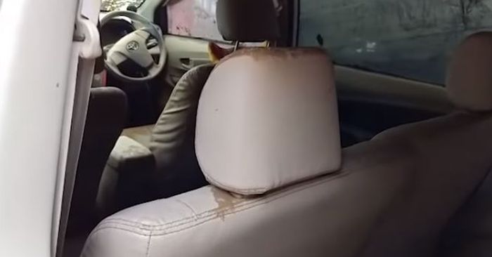 Interior Toyota Avanza yang terendam banjir