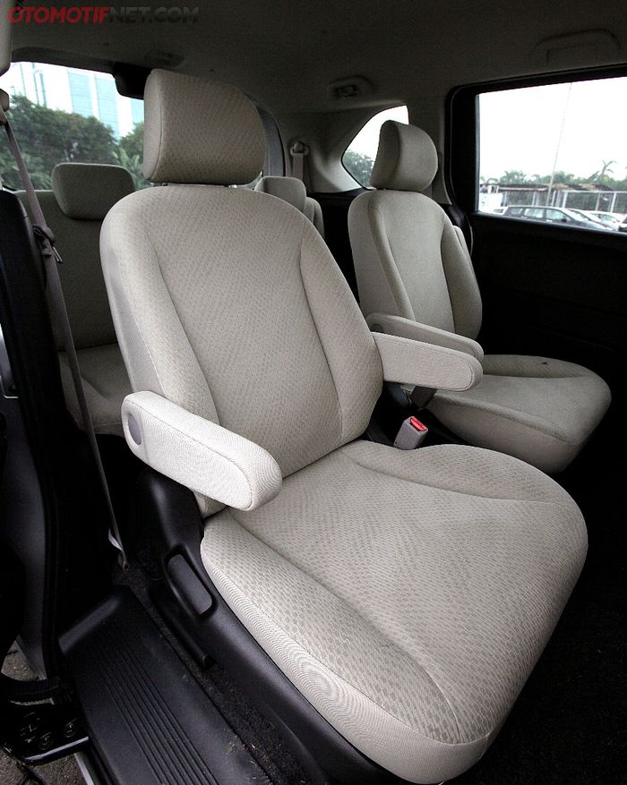 Kabin Honda Freed punya jok tengah king and queen seat atau dikenal dengan captain seat