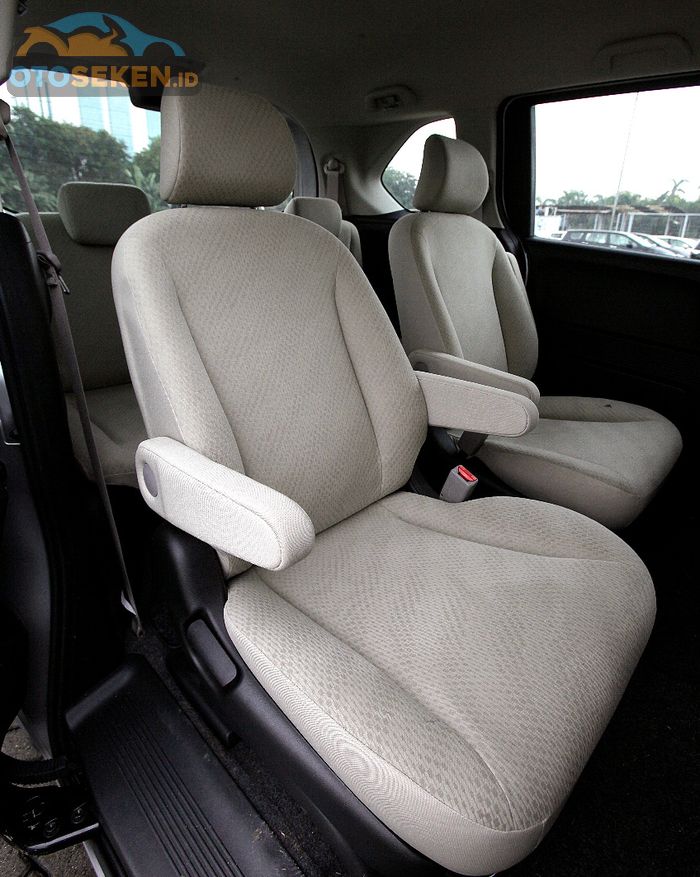 Kabin Honda Freed punya jok tengah king and queen seat atau dikenal dengan captain seat