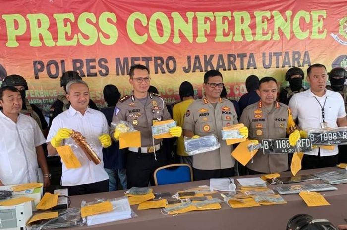 Polres Metro Jakarta Utara menunjukkan barang bukti pelat pejabat palsu yang didapat dari penangkapan tersangka