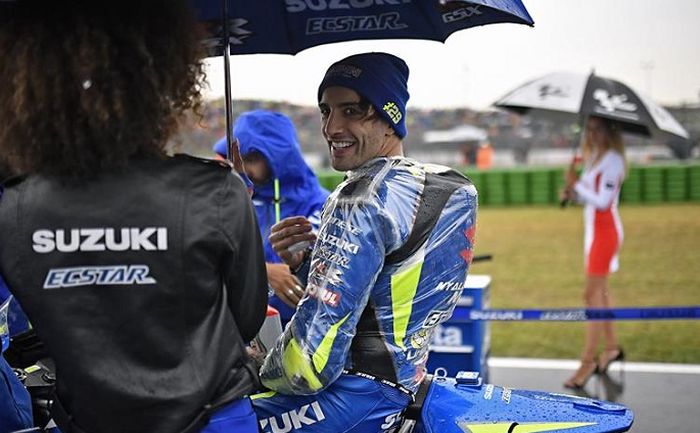 Andrea Iannone saat menggunakan jas hujan khusus balap MotoGP.