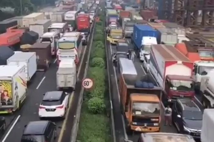 Kondisi macet dari Cikunir hingga Cikarang Barat