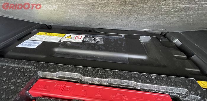 Baterai Baic BJ30 Hybrid AWD ukurannya tidak terlalu besar, tersimpan di bagasi. Speknya 335,8 V 5 Ah atau sekitar 1,67 kWh