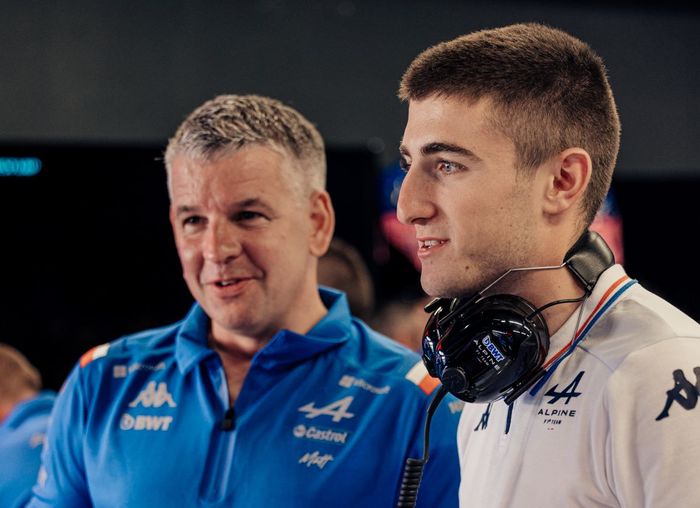 Jack Doohan (kanan) berada di garasi tim Alpine di F1 Italia 2022