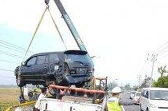 Proses Evakuasi Toyota Kijang Innova dari dasar sungai