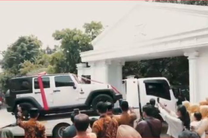 Satu unit Jeep Rubicon, Toyota Alphard, hingga Honda HR-V jadi kado ulang tahun seorang anak warga Pati, Jawa Tengah