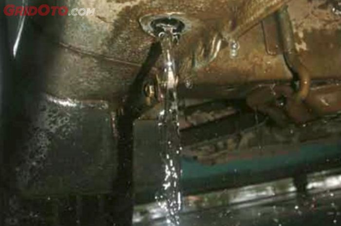 Lubang pembuangan air yang masuk ke rongga di bodi mobil