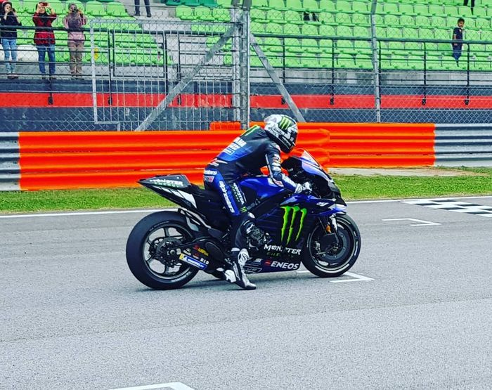 Bukan cuma Valentino Rossi, Maverick Vinales juga mencoba Holeshot Device terlihat bagian belakang motornya terlihat rendah saat latihan start.