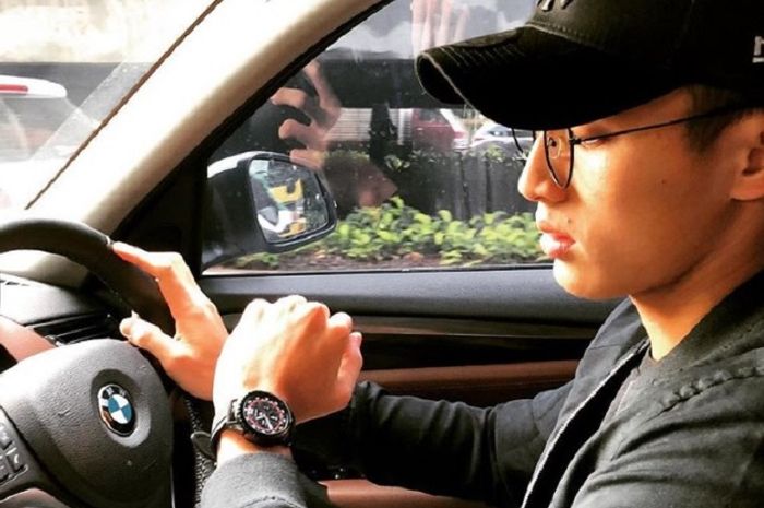 Jonatan Christie berpose ddalam mobil BMW